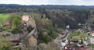Von einer erhöhten Stelle ist die Stadt Pottenstein zu sehen.
