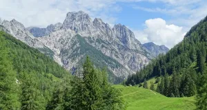 Zu sehen ist eine anmutend wirkende Gebirgssilhouette.