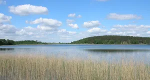 Ein See an einem leicht bewölkten Tag.