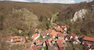 Blick von einem Aussichtspunkt auf das im Durchbruchstal der Nasse liegende Dorf Questenburg.