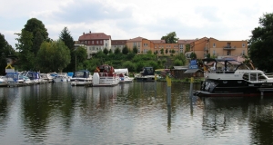 Das Foto zeigt einen stadtnahen Bereich des Templiner Stadtsees mit Motorbooten im Hafen