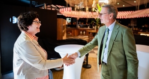 BfN-Präsidentin Sabine Riewenherm begrüßt den Zoo Direktor Dr. Andreas Knieriem