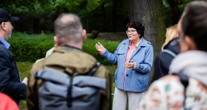 Präsidentin Sabine Riewenherm führt die Besucher durch den Garten des Zoos