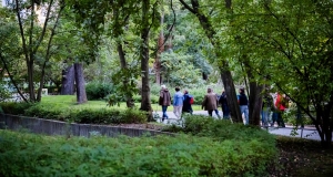Die Besucher machen einen Rundgang durch den Garten des Zoos