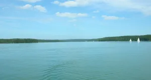 Das Foto zeigt den Werbellinsee mit mehreren Segelbooten. Die Aufnahme erfolgte von einem Boot aus.