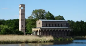 Das Foto zeigt die Heilandskirche Sacrow am Havelufer.