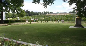 Zu sehen ist das Schloss Sanssouci an einem Sommertag.