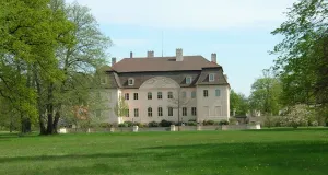 Das Bild zeigt das Schloss Branitz an einem Frühlingstag.