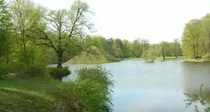 Inmitten eines Sees  befindet sich eine Pyramide.