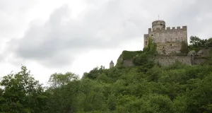 Zu sehen ist die exponierte Burganlage Pyrmont.