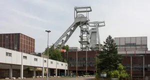 Das Foto zeigt das Fördergerüst der Grube Göttelborn. Aufgrund seiner hellen Farbe wird das technische Bauwerk auch als Weißer Riese bezeichnet.