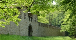 Zu sehen ist die Befestigungsmauer des Römerkastells Saalburg im Taunus.