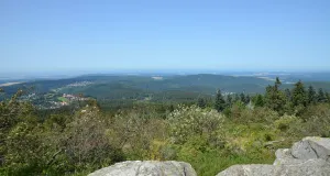 Das Foto zeigt einen schönen Weitblick auf eine waldreiche Mittelgebirgslandschaft.