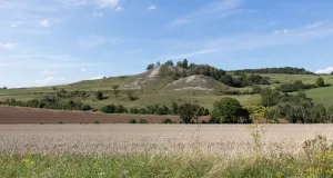 Landschaftsprägender Kippenhügel, ein etwa 50 Meter hoher, kegelförmiger Hügel aus Gipsstein.