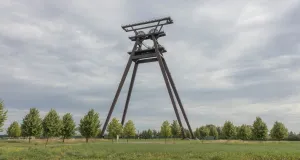Denkmalgeschützter Förderturm bei Löbichau an einem bewölkten Tag.