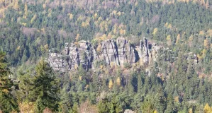 Das Foto zeigt markante Felsformationen des Zittauer Gebirges inmitten des Waldes.