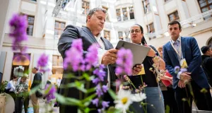 Staatssekretär Carsten Träger besucht den Stand des BfN