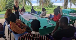 Die Abbildung zeigt die Teilnehmer einer Working Session im Biosphärenreservat Lake Bosomtwe