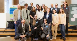 Gruppenbild der Gewinner*innen und Jurymitglieder