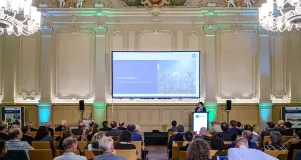 Frau Riewenherm hält eine Präsentation vor den Teilnehmer*innen