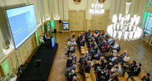 Frau Riewenherm hält eine Präsentation vor den Teilnehmer*innen