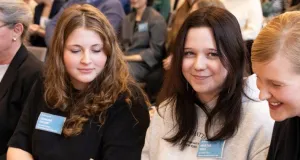 Leandra Gellert und Martha Voss sitzen nebeneinander