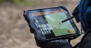 Das Foto zeigt die Dateneingabe in die NaturaList App auf einem Tablet; Ort: Münster, Wald nähe Aasee