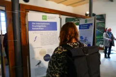 Besucherin vor einer Ausstellungstafel in Münster