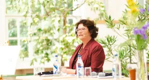 Präsidentin Sabine Riewenherm eröffnet das Gartengespräch