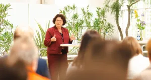Präsidentin Sabine Riewenherm eröffnet das Gartengespräch