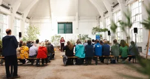 Präsidentin Sabine Riewenherm eröffnet das Gartengespräch 