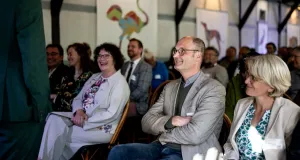 Sabine Riewenherm; Dr. Hans-Martin Hauskeller und Dr. Britta Böhr sitzen im Publikum