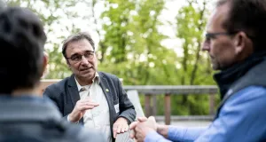 Dr. Ralf Straußberger im Gespräch mit zwei weiteren Personen