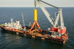 Transportschiff mit Tripod-Fundament