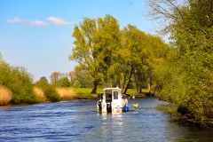 Das Aussetzgebiet in der Oste, hier mit Boot bei der telemetrischen Verfolgung der Besatzfische, Foto: Katrin Wollny-Goerke