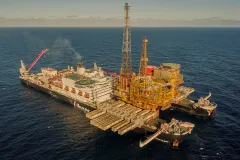 2017 erfolgte der Abtransport allein der Aufbauten der Ölplattform „Brent Delta“ durch die „Pioneering Spirit“. Zum Größenvergleich: auf der Hubschrauberplattform des Spezialschiffes stehen zwei Menschen