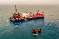 Das 380 m lange und knapp 125 m breite Spezialschiff „Pioneering Spirit“ hat die 25.000 Tonnen schwere Bohrplattform „Brent Bravo“ 2019 von ihren Fundamenten gehoben und zum Abwracken ab-transportiert. Die drei Fundamentpfähle mit den dazu gehörenden Öltanks unter der Wasseroberfläche sollen dagegen stehen bleiben, so der Antrag bei der britischen Regierung