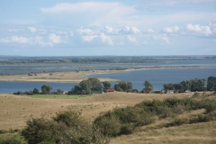 Das Bild zeigt den Weitblick auf die Boddenlandschaft von Hiddensee. Zu sehen sind die beiden neu entstandenen Haken Neu- und Altbessin.