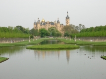 Das Foto zeigt die Park- und Wasserlandschaft mit dem Schloss Schwerin.