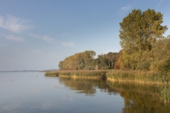 Der Kummerower See bei Gravelotte an einem sonnigen Herbsttag. Das Wasser erscheint ruhig.