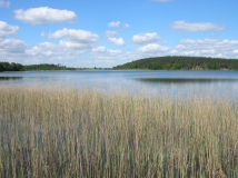 Ein See an einem leicht bewölkten Tag.