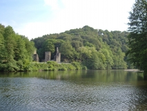 Die Wasserfläche der Ruhr erscheint durch den Wind leicht aufgeraut. Auf der gegenüberliegenden Gewässerseite ist die markante Burgruine Hardenstein zu sehen.