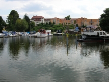 Das Foto zeigt einen stadtnahen Bereich des Templiner Stadtsees mit Motorbooten im Hafen