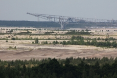 Momentaufnahme aus dem Jahr 2016 mit der Bergbaufolgelandschaft am Bergheider See und der ehemaligen Abraumförderbrücke F60.