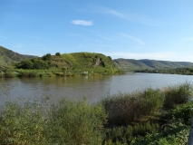 Das Foto zeigt die Mosel und die angrenzenden Hänge, die für Weinbau genutzt werden.