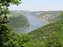 Das obere Mittelrheintal an einem sonnigen Tag.