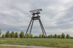 Denkmalgeschützter Förderturm bei Löbichau an einem bewölkten Tag.
