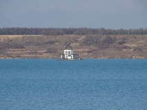 Schwimmende Kirche „Vineta“ auf dem Störmthaler See an einem sonnigen Wintertag.