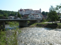 Das Foto zeigt die Mulde über die eine straßenbrücke führt sowie das Schloss Colditz über der gleichnamigen Stadt. Die Hänge des Muldetals sind mit Laubmischwäldern bestanden.