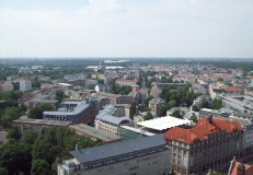 Leipzig von oben. Große Häuser und dazwischen große Bäume.